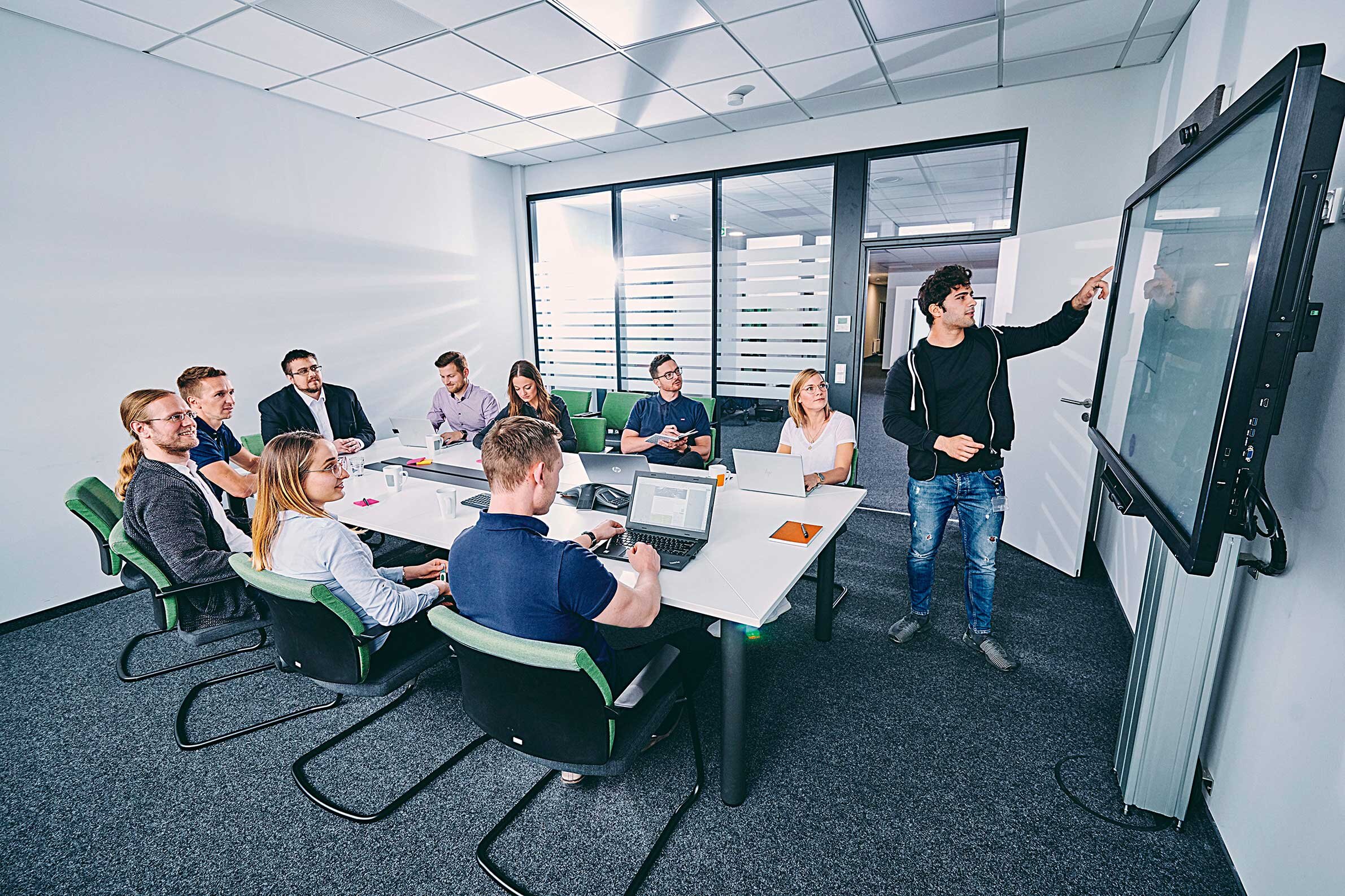 Meetingraum mit laufender Besprechung